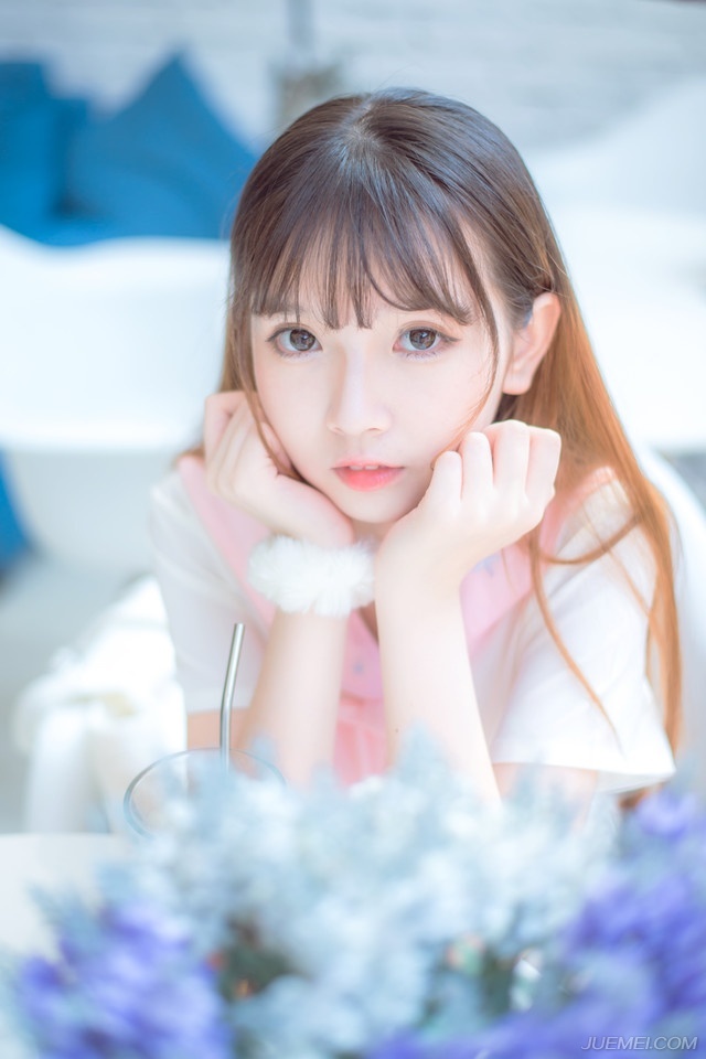 “只是身体不适，倒不是重病，只是人老了，总希望儿女能常在身边，几位哥哥常年不在身边，所以希望我能经常回去看看。”美妇摇了摇头，眼神中带着几许无奈的道。